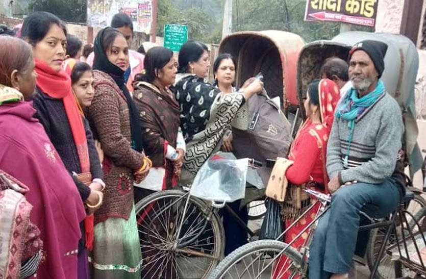 माहेश्वरी महिला मण्डल एवं टोंक विजयवर्गीय समाज ने जरूरतमंद लोगों को सामग्री वितरित की माहेश्वरी महिला मण्डल एवं टोंक विजयवर्गीय समाज ने जरूरतमंद लोगों को सामग्री वितरित की