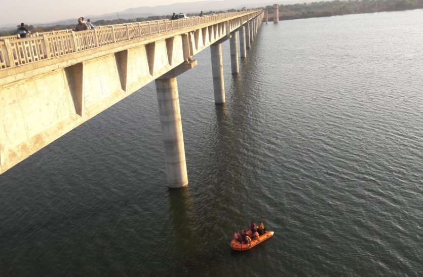 मैं जीने व मरने का अधिकार रखती हूं, मेरे माता-पिता को परेशान न करें युवती ने नर्मदा में कूदकर दी जान, लिखा- ये आत्महत्या नहीं अंगदान है, मुझे जीने-मरने का पूरा अधिकार है