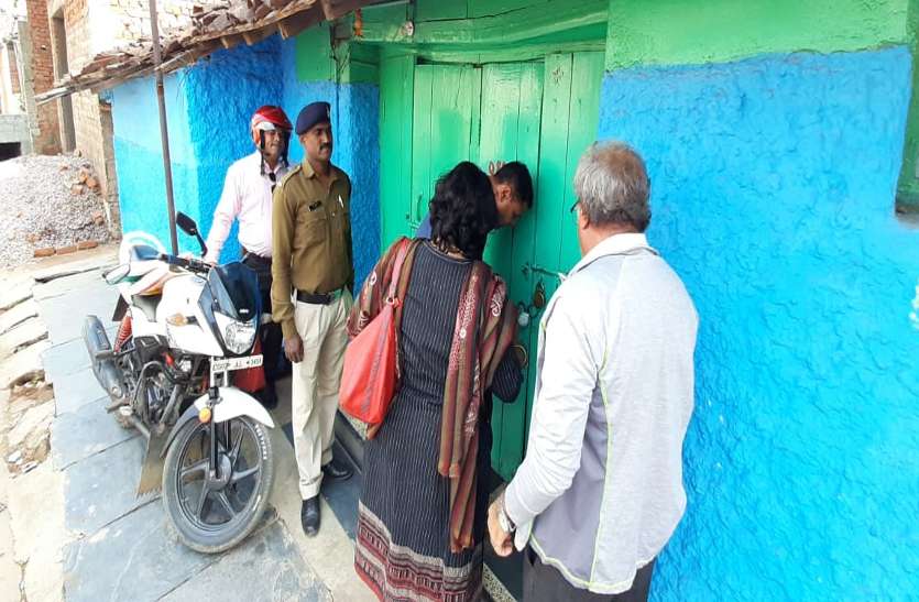 Investigated in Fake doctor's clinics क्लीनिक छोड़ भागा झोला छाप डॉक्टर, मिला एलोपैथी की दवाईयों का जखीरा