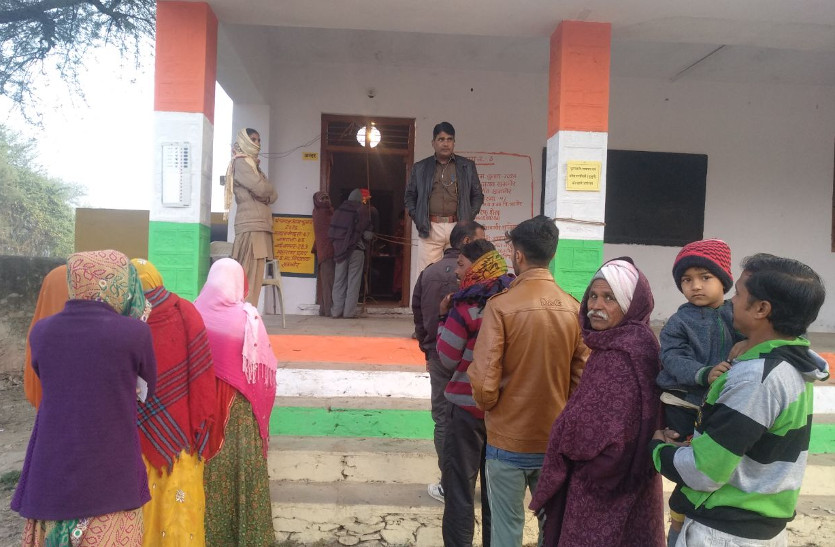 कड़ाके की ठंड़ में मतदान की गर्मी, आज चुनी जा रही हैं गांव की सरकार, शाम को नतीजे