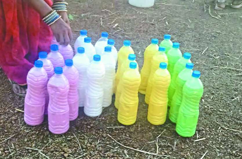 महिला स्व-सहायता समूह की महिलाओं ने गोमूत्र से बनाए फिनाइल और कीटनाशक महिला स्व-सहायता समूह की महिलाओं ने गोमूत्र से बनाए फिनाइल और कीटनाशक