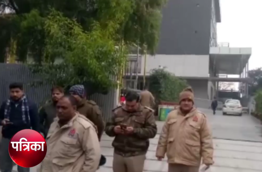 ghz.png भाभी की बहन ने शादी करने से किया इनकार तो प्यार में पागल देवर ने सरेराह युवती की काट दी गर्दन, भीड़ ने दबोचा- देखें वीडियो