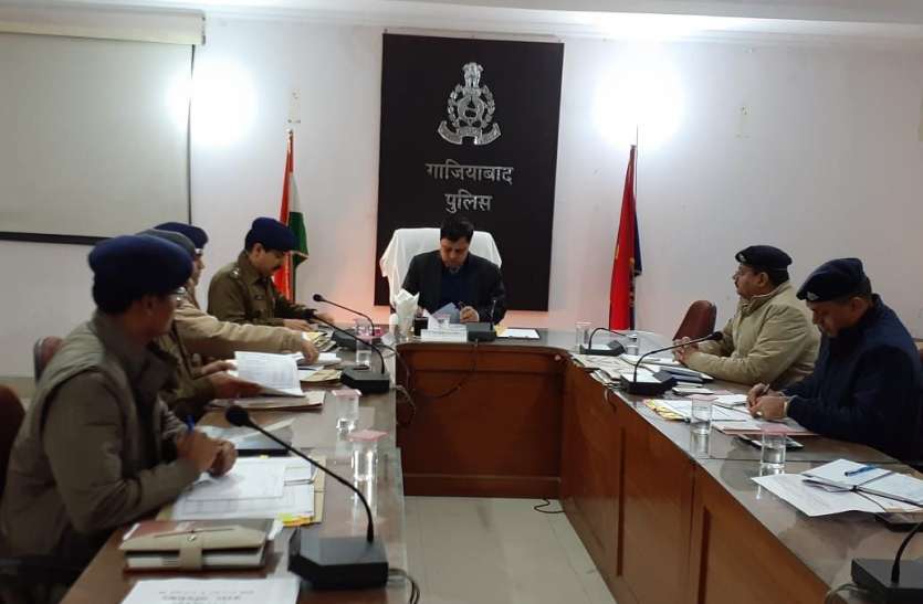 gzb_police1.jpg Ghaziabad: एसएसपी ने इंटरव्यू लेने के बाद दरोगाओं को ऑन द स्पॉट बनाया चौकी प्रभारी
