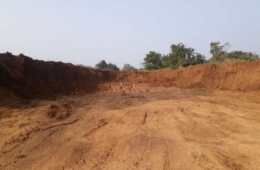 hoshangabad, kartana, khet, mitti khudaai, mining inspector माइनिंग इंस्पेक्टर ने बनाया पंचनामा, खेत मालिक व ठेकेदार पर होगी कार्रवाई