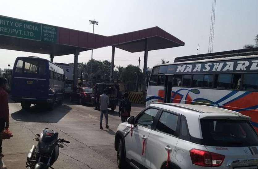 टोल टैक्स पर फास्टैग की सुविधा नाकाम, राहगीर हो रहे परेशान टोल टैक्स पर फास्टैग की सुविधा नाकाम, राहगीर हो रहे परेशान
