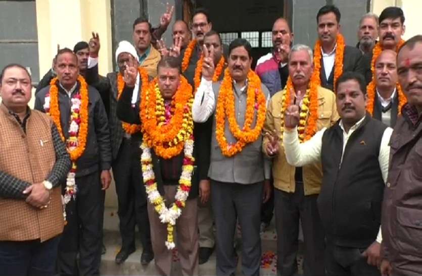 Mau bar election बार चुनाव: बद्रीनाथ सिंह बने अध्यक्ष, महामंत्री पद पर धनंजय सिंह का कब्जा