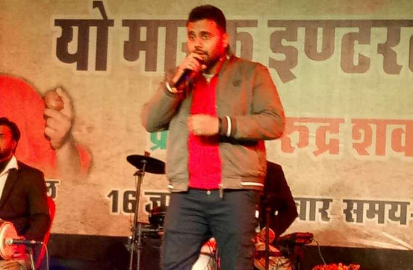 मेला रंगमंच पर बही सुरों की सरिता मेला रंगमंच पर बही सुरों की सरिता