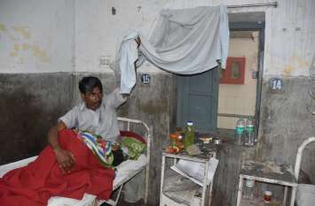 Curtain of badsheet is placed on windows to avoid winter सर्दी से बचने को खिड़कियों पर लगा रहे बैडशीट का पर्दा
