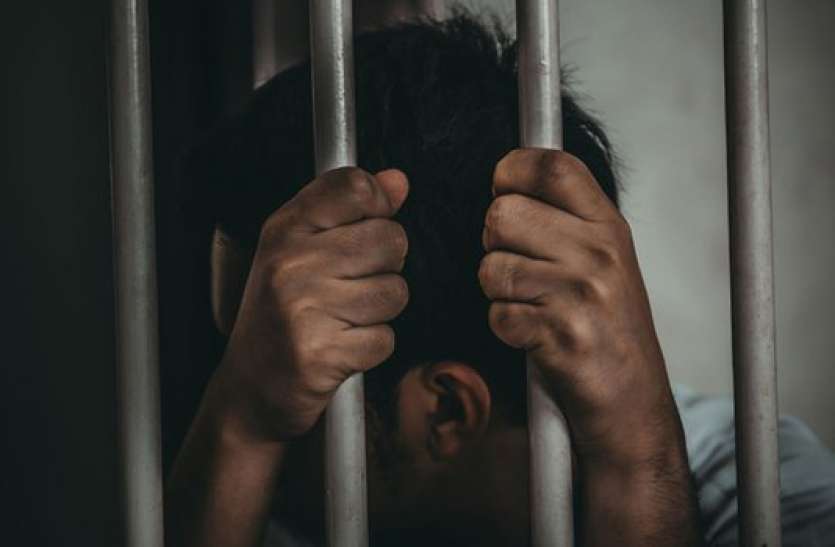 pakistanis_in_foreign_jail.jpg इसकी हिम्मत तो देखो, जेल में बंद साथी को देने पहुंच गया गांजा