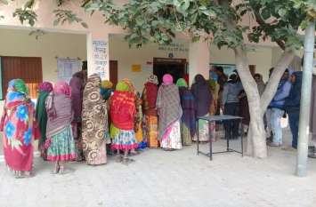 Queues at voters' booths for 44 sarpanches, 325 ward panches 44 सरपंचों, 325 वार्ड पंच के लिए मतदाताओं की बूथों पर लगी कतारें