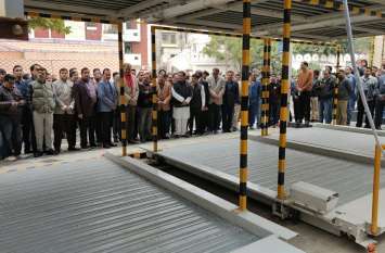 Hydraulic multilevel parking is built on the drain here in Jaipur जयपुर में यहां नाले पर बनी है Hydraulic Multilevel parking