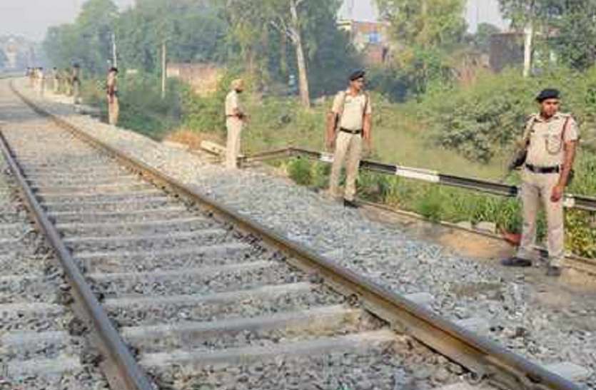 Looted with railwaymen patrolling : Loot with Railwaymen Patrolling पेट्रोलिंग कर रहे रेलकर्मियों को बदमाशों ने बंधक बनाकर डाली कर ये वारदात, पुलिस ने की नाकाबंदी