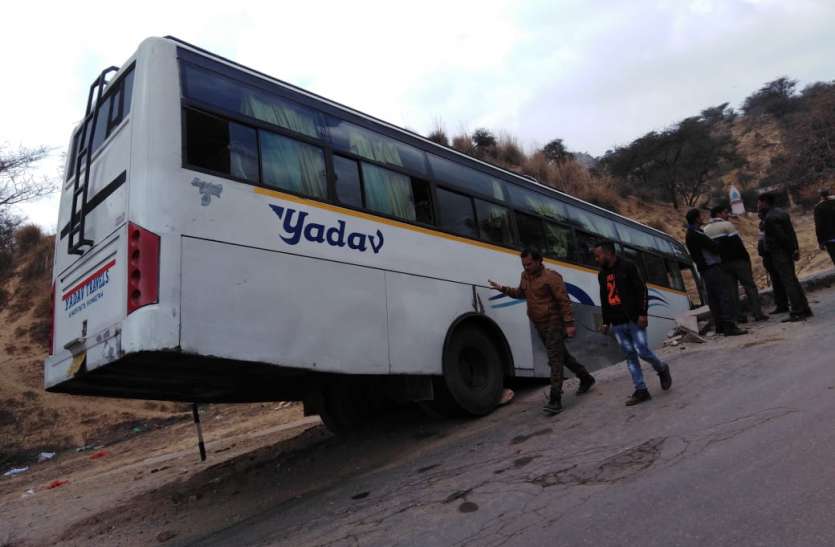 बस खाई में गिरी, दुल्हन सहित परिवारजनों में मची चीख पुकार बस खाई में गिरी, दुल्हन सहित परिवारजनों में मची चीख पुकार