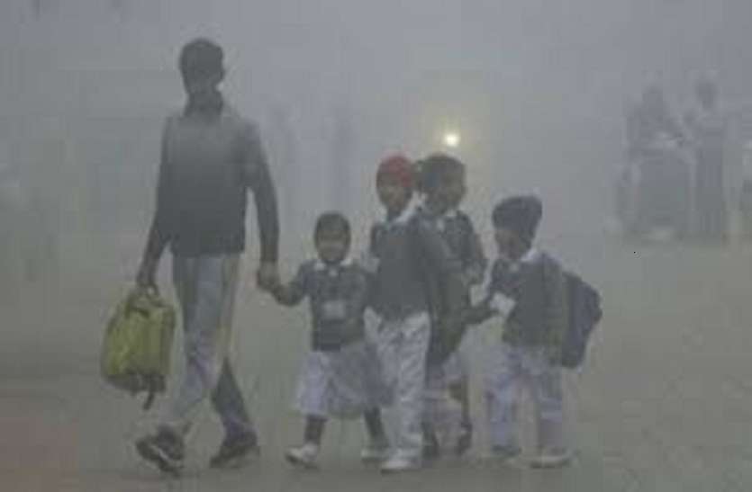 school_chutti.jpg ठंड का असर: आठवीं तक सभी स्कूल बंद, मौसम के तेवर को देखते हुए बढ़ाई जा सकती हैं छुट्टियां