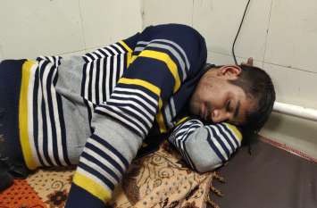 Constable ruckus in hospital due to alcohol intoxication शराब के नशे मे आरक्षक ने चिकित्सालय मे किया हंगामा