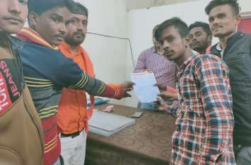 Shiv Sena submitted memorandum regarding the problem of Barmababa Bani शिवसेना ने बरमबाबा बनिया टोला मुख्य मार्ग की समस्या को लेकर सौंपा ज्ञापन