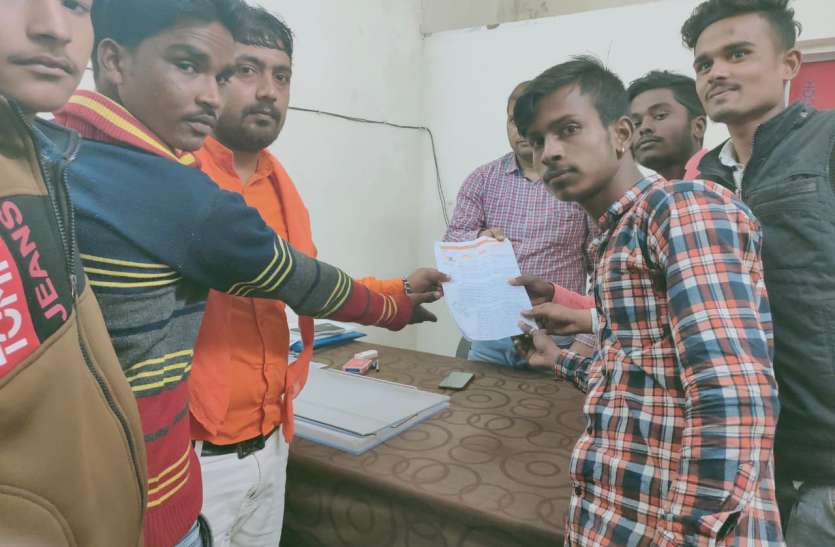 Shiv Sena submitted memorandum regarding the problem of Barmababa Bani शिवसेना ने बरमबाबा बनिया टोला मुख्य मार्ग की समस्या को लेकर सौंपा ज्ञापन