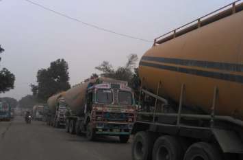 Jam so long that drivers and passengers sweat in the cold इतना लंबा जाम कि चालकों और यात्रियों को ठंड में भी निकले पसीने