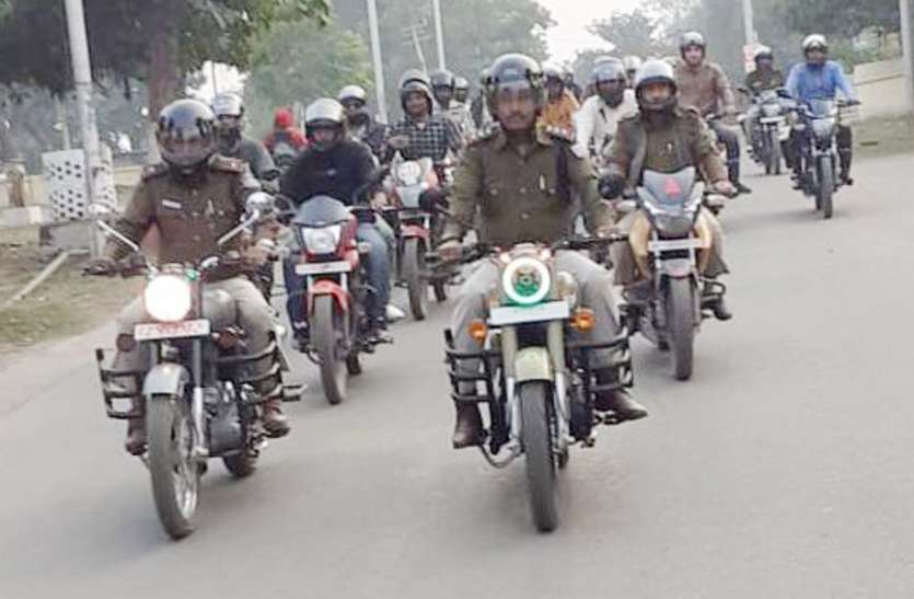 Singrauli traffic police organized workshop सडक़ सुरक्षा सप्ताह : यातायात नियमों का पालन करने पुलिस ने दिलाया शपथ, निकाली बाइक रैली