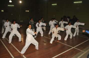 Join for self defense, students learning the tricks of Karate सेल्फ डिफेंस के लिए जुडो, कराते के गुर सीख रहीं छात्राएं