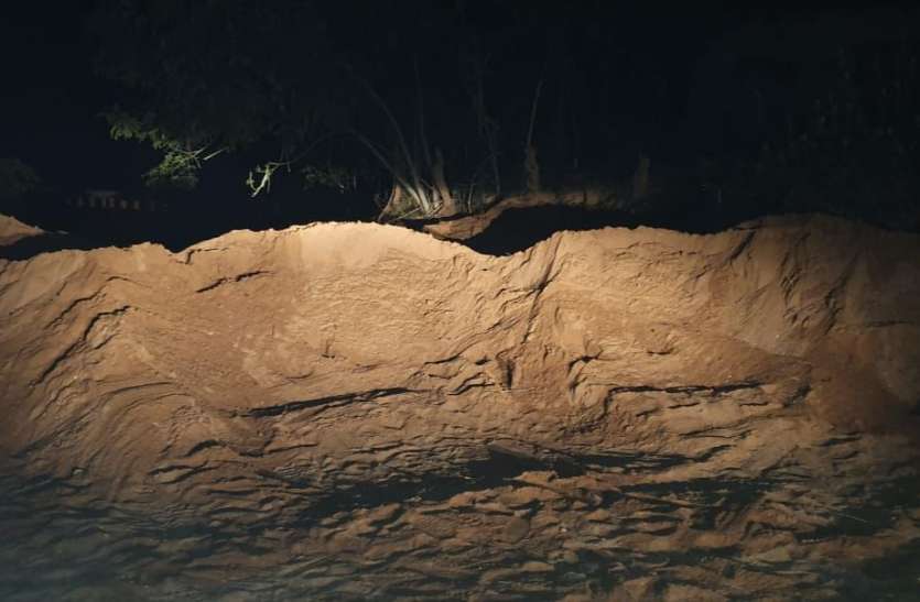 Illegal sand was being kept in the enclosure next to the house घर के बगल में बने बाड़े में रखी जा रही थी अवैध रेत, देर रात कार्रवाई कर पकड़ा