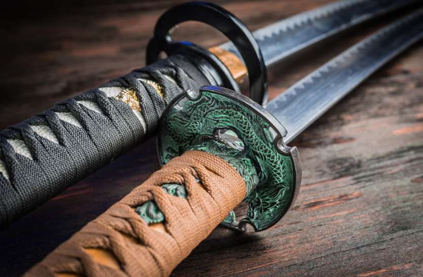 sword जयपुर में बीच सड़क युवक का अपहरण, तलवारों से काट दिया