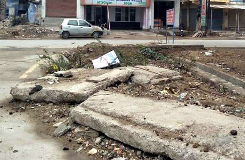 गत एक वर्ष से है परेशान क्षेत्रवासी, पुलिया के मलबे से आवाजाही हो रही बाधित गत एक वर्ष से है परेशान क्षेत्रवासी, पुलिया के मलबे से आवाजाही हो रही बाधित