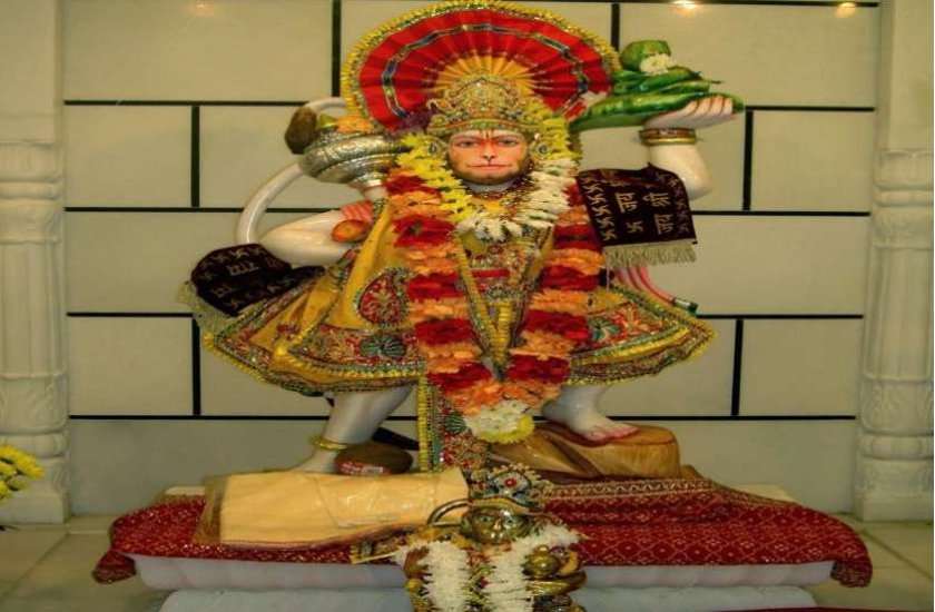 हनुमान जी के सामने जप लें इनमें से कोई भी एक मंत्र, हर पल दिखेंगे चमत्कार