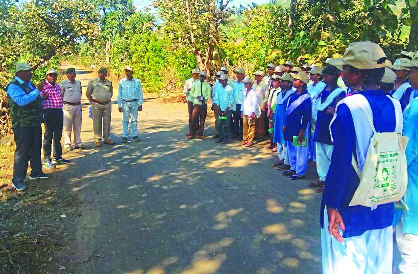 Realization Program : The children took a tour in the forest स्कूल के बच्चों ने ली पर्यावरण बचाने की शपथ, आप भी बनें सजग