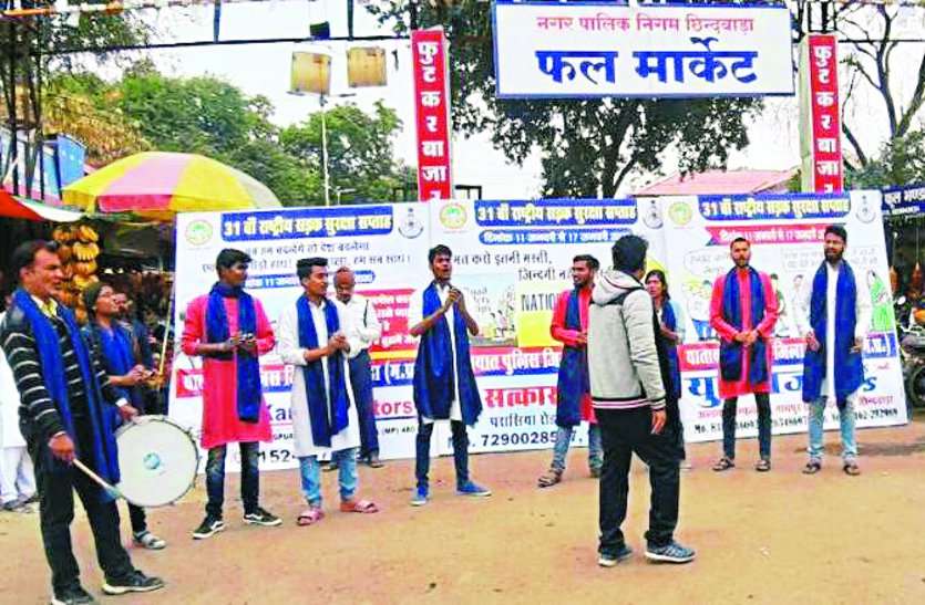 Traffic police नुक्कड़ नाटकों के जरिए लोगों को किया जागरूक, आप भी जानें ट्रैफिक रूल्स