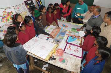 Tribals are collecting reading material for girls by spending from sal वेतन से खर्च करके आदिवासी बालिकाओं के लिए जुटा रहे हैं पठन-पाठन की सामग्री