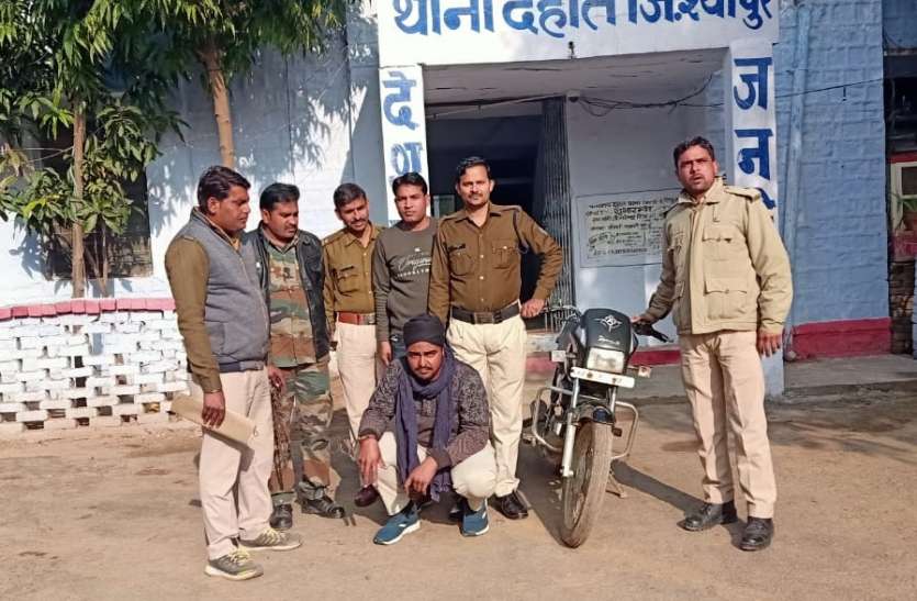 चोरी की बाइक को फर्राटे से दौड़ाता आरोपी दबोचा चोरी की बाइक को फर्राटे से दौड़ाता आरोपी दबोचा