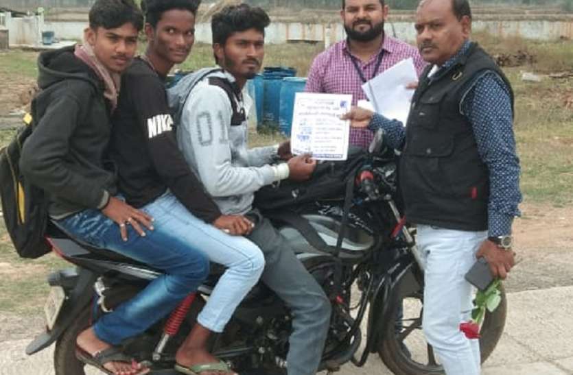 वाहन चालकों को थमाया फूल, नियमों की दी जानकारी वाहन चालकों को थमाया फूल, नियमों की दी जानकारी