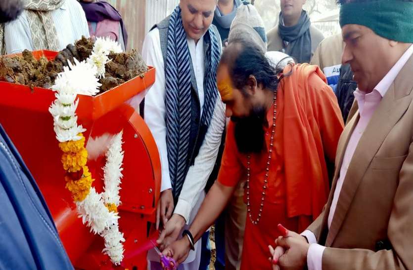 महामंडलेश्वर ने गोशाला का भ्रमण किया महामंडलेश्वर ने गोशाला का भ्रमण किया