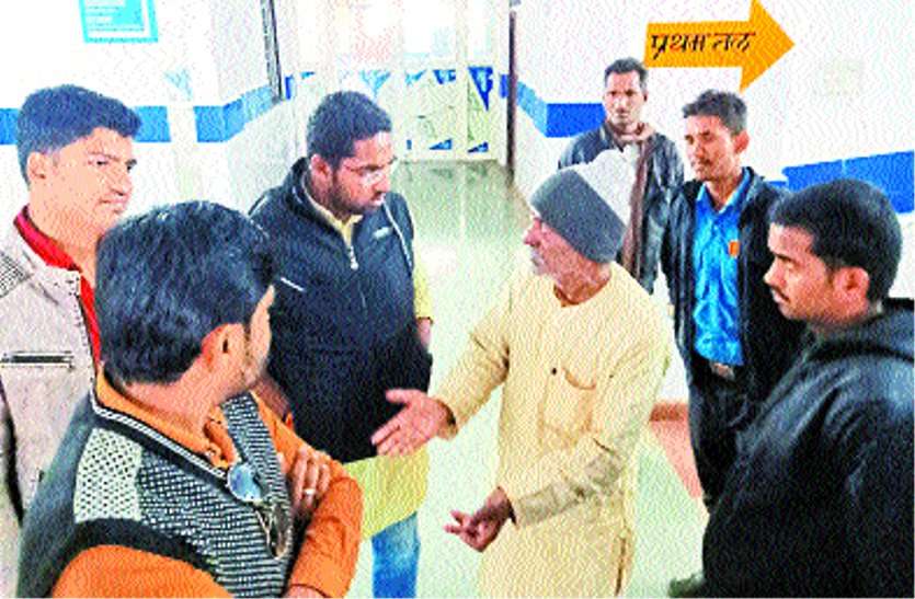 The elderly created an uproar in the hospital, said - given expired me अस्पताल में बुजुर्ग ने किया हंगामा, कहा- एक्सपायर्ड दवाई दी
