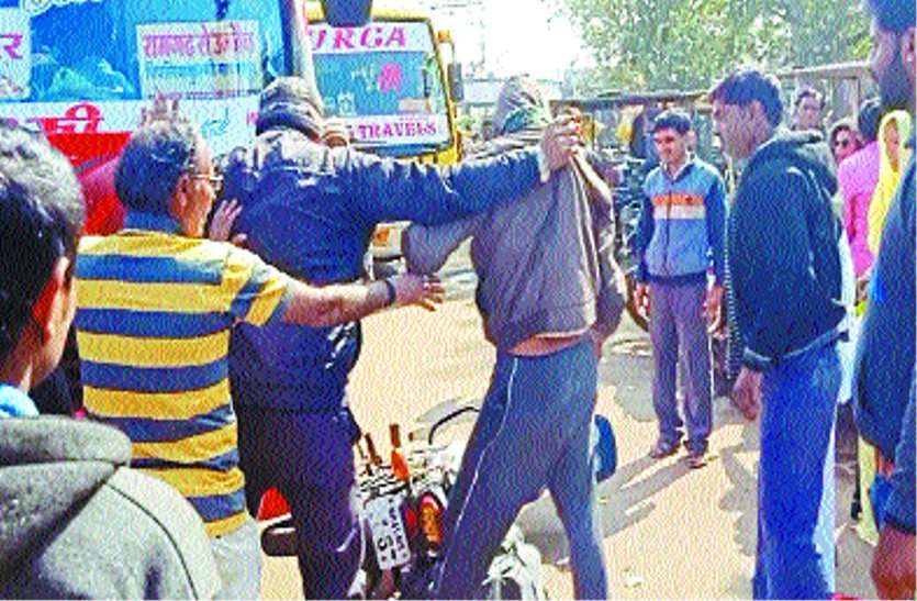 Controversy at bus stand, commotion बस स्टैंड पर विवाद, हुआ हंगामा