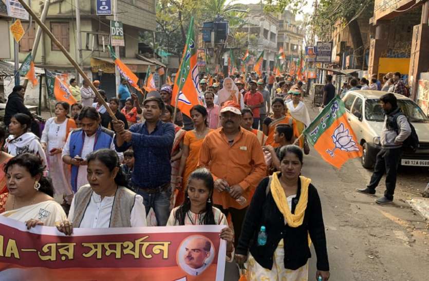 Video : देखिए- पश्चिम बंगाल के नंदीग्राम में भाजपा की अभिनंदन यात्रा पर पुलिस का लाठीचार्ज Video : भाजपा कार्यकर्ताओं पर लाठीचार्ज, पश्चिम बंगाल के नंदीग्राम में निकाली गई थी अभिनंदन यात्रा