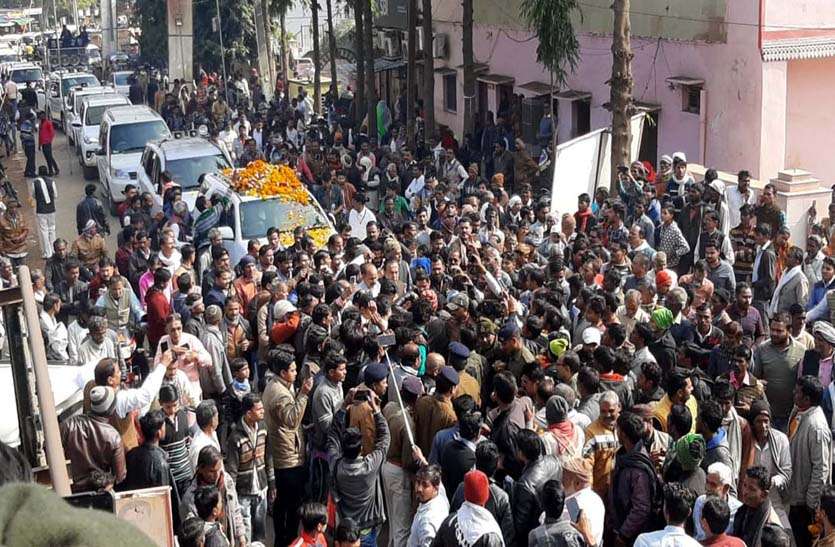 Scindia shows strength दो मंत्रियों के साथ किया 37 किमी लंबा रोड शो, सिंधिया बोले देश के विकास का इंजन जाम