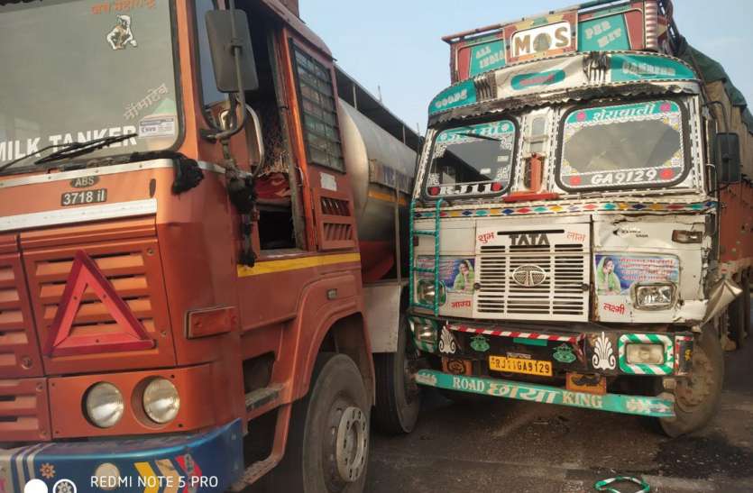 ब्रेक फेल ट्रॉले ने आगे चल रहे दो वाहनों को मारी टक्कर, एक घायल ब्रेक फेल ट्रॉले ने आगे चल रहे दो वाहनों को मारी टक्कर, एक घायल