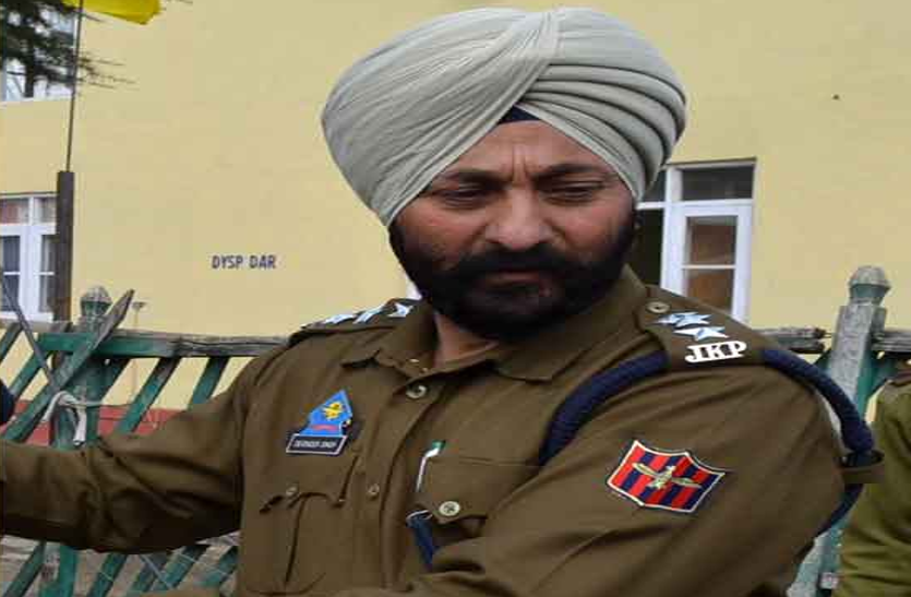 SI बनकर सफर शुरू करने वाला बना आतंक का DSP, परिवार और संपत्ति के बारे में जानकर होंगे हैरान SI बनकर सफर शुरू करने वाला बना आतंक का DSP, परिवार और संपत्ति के बारे में जानकर होंगे हैरान