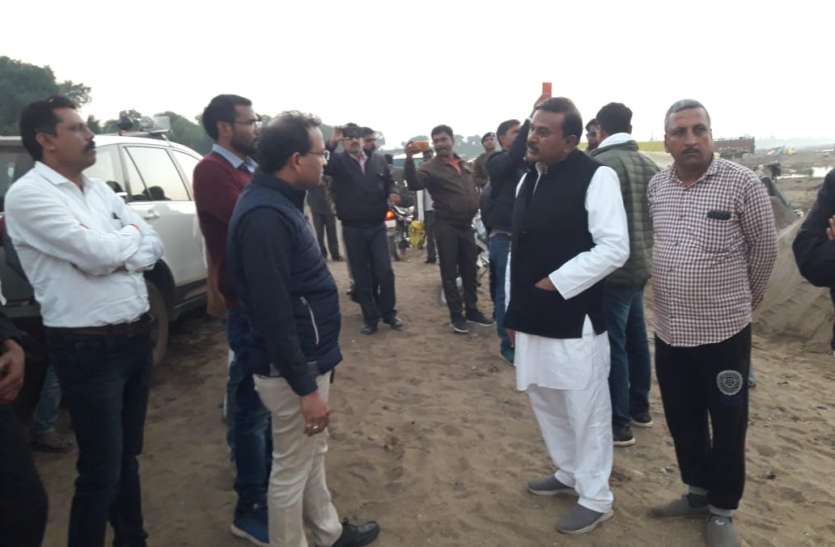 ग्रामीणों ने रेत का अवैध परिवहन कर रहे एक दर्जन डंपर रोके ग्रामीणों ने रेत का अवैध परिवहन कर रहे एक दर्जन डंपर रोके