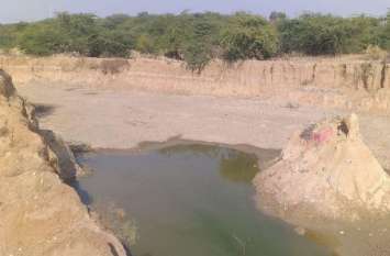 Illegal sand mining in Bhinmal area लगातार बजरी खनन से पांच हजार हैक्टेयर में भूजल पहुंचा रसातल