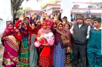 Wife gets protest at SP office for not getting justice in husband's murder case, threatens to commit suicide पति की हत्या के मामले में न्याय न मिलने पर पत्नी ने एसपी कार्यालय पर किया प्रदर्शन, आत्महत्या कर लेने की दी धमकी