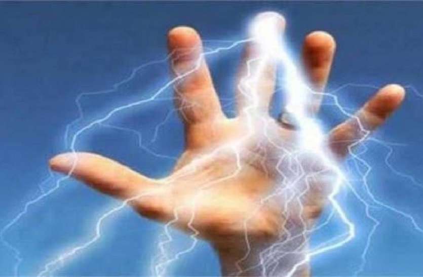 up hindi news खेत के बाड़ में लगाया करंट, युवक व मवेशी की गई जान
