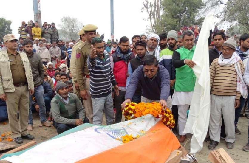 बीएसएफ जवान को नम आंखों से अंतिम विदाई, पिता की आंखें पथराई बीएसएफ जवान को नम आंखों से अंतिम विदाई, पिता की आंखें पथराई
