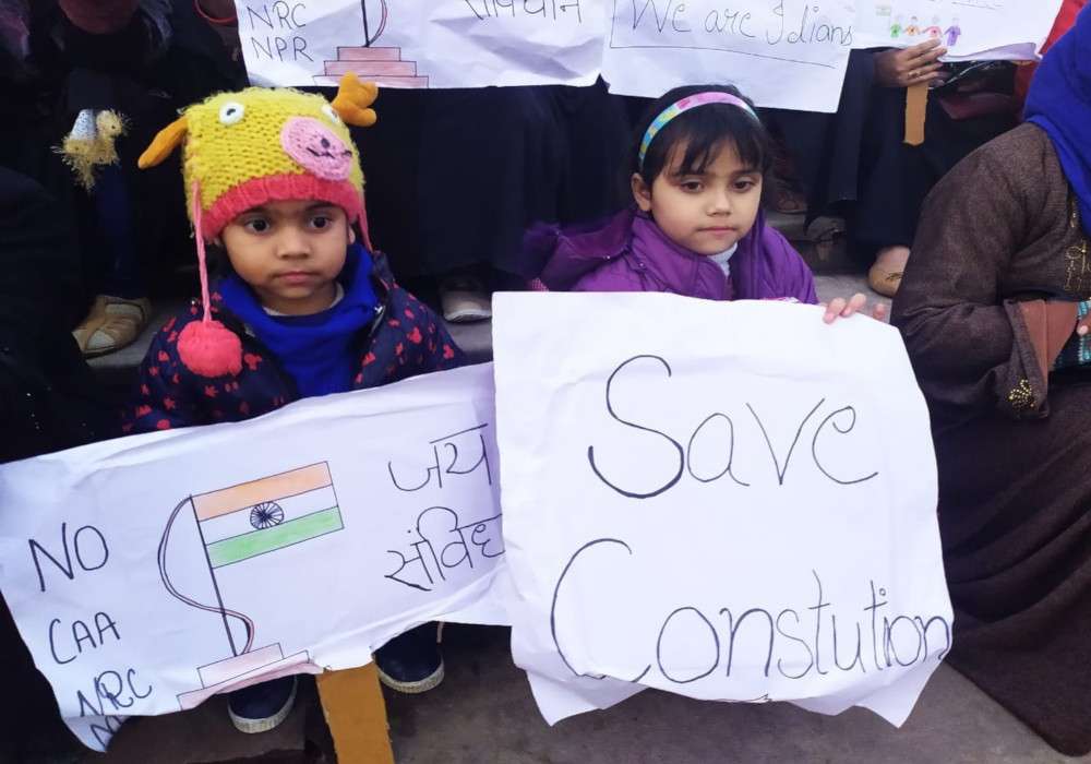 उत्तर प्रदेश में चार 'शाहीनबाग', ठंड में सीएए-एनआरसी के खिलाफ मुस्लिम महिलाओं का बच्चों संग प्रदर्शन