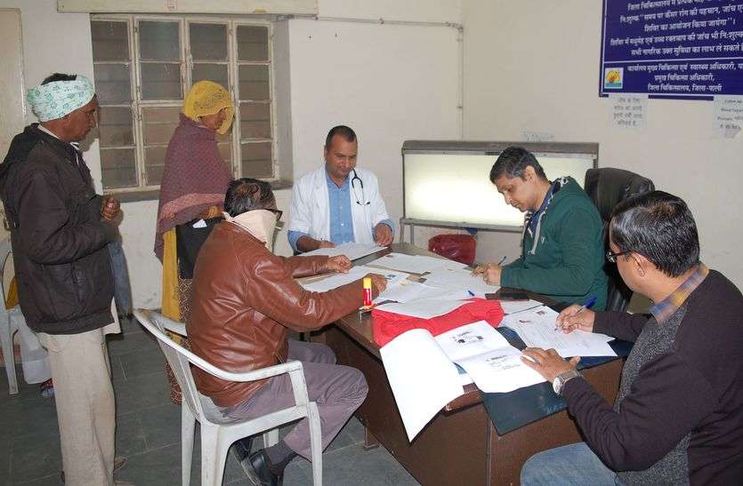 फूलती सांसों पर कई किलोमीटर का सफर पड़ रहा भारी सिलिकोसिस मरीजों का दर्द फूलती सांसों पर कई किलोमीटर का सफर पड़ रहा भारी सिलिकोसिस मरीजों का दर्द