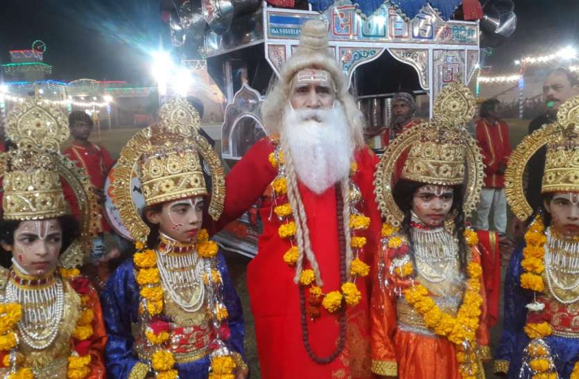 रामलला के जन्म पर बरसे फूल, आतिशबाजी और मनी खुशियां रामलला के जन्म पर बरसे फूल, आतिशबाजी और मनी खुशियां