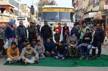 Angry shopkeepers staged protest on Ravindra Path Jam, jam queues of गुस्साए दुकानदारों ने रविन्द्र पथ पर लगाया धरना, लगा जाम, जाम लगने से लगी वाहनों की कतार