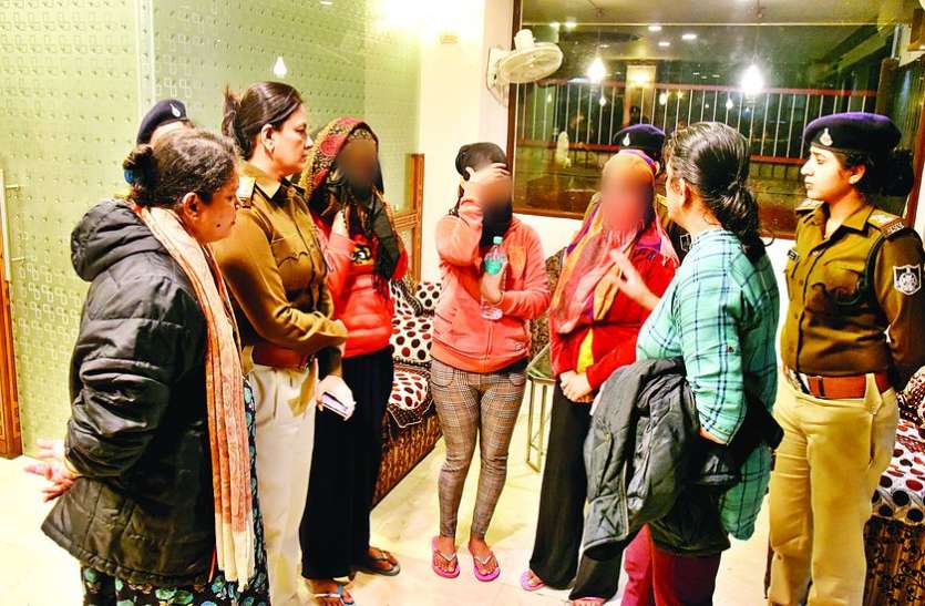 माय होम में डांसर का काम छोडऩा चाहती थी नेहा, नहीं माना तो कर ली आत्महत्या, पुलिस कर रही पति की तलाश माय होम में डांसर का काम छोड़ रामू से शादी करना चाहती थी नेहा, नहीं माना तो कर ली आत्महत्या